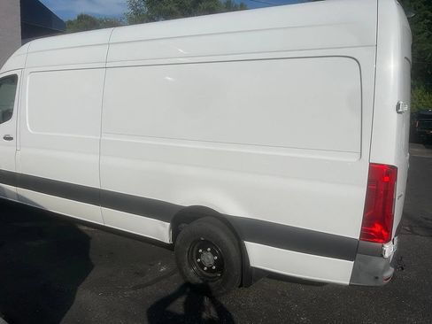 Used 2022 Mercedes-Benz Sprinter 3500 image 2