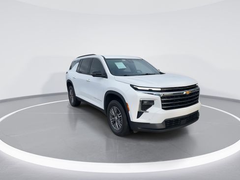 Used 2024 Chevrolet Traverse LT w/ Enhanced Driving Package image 2