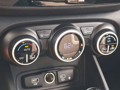 Certified 2024 Hyundai Venue Limited FWD image 15