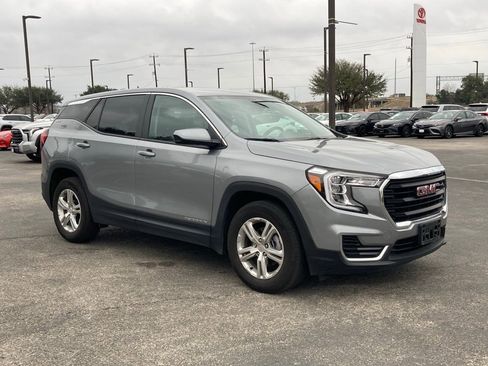 Used 2024 GMC Terrain SLE image 3