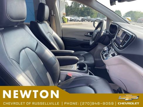 Used 2023 Chrysler Pacifica Touring-L FWD image 9