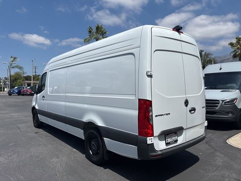 Used 2025 Mercedes-Benz Sprinter 2500 image 4