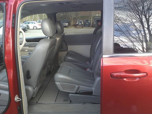 Used 2010 Dodge Grand Caravan SXT FWD image 10