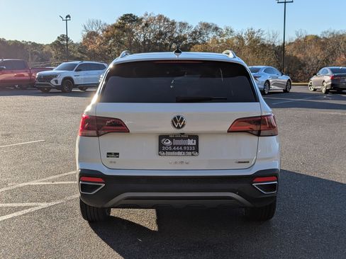 Used 2023 Volkswagen Taos SE w/ Panoramic Sunroof Package image 8