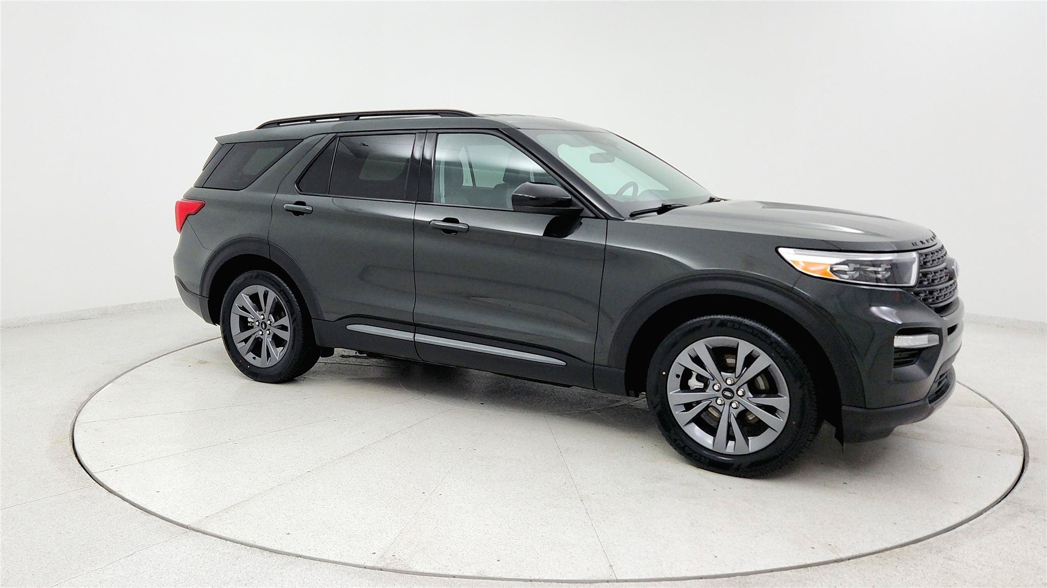 Used 2024 Ford Explorer XLT RWD image 7