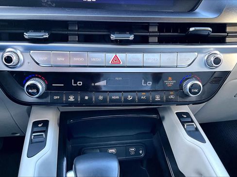 Certified 2025 Kia Telluride S FWD image 33