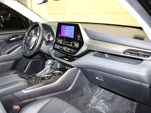 Used 2024 Toyota Highlander XLE AWD/4WD image 33