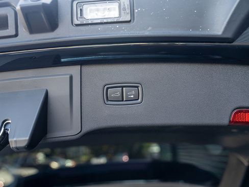 Certified 2025 Porsche Cayenne AWD/4WD image 22