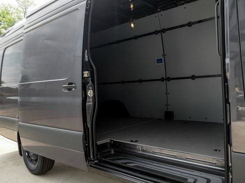 Used 2025 Mercedes-Benz Sprinter 2500 image 10