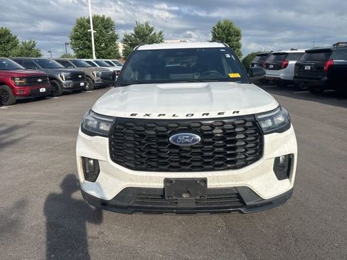 Used 2025 Ford Explorer ST-Line AWD/4WD image 2