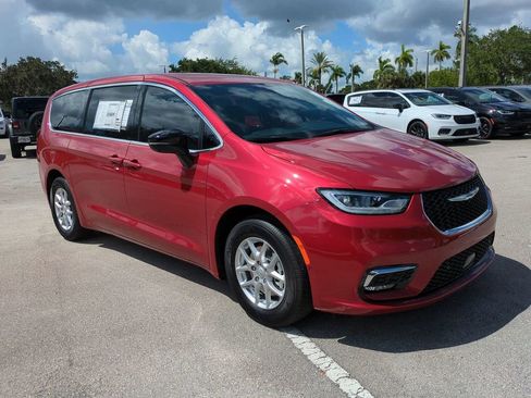 New 2025 Chrysler Pacifica Select image 2