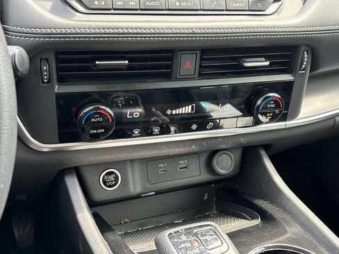 Used 2023 Nissan Rogue SV FWD image 11