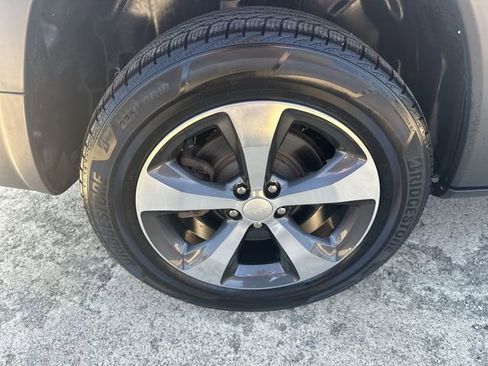 Used 2019 Jeep Cherokee Limited w/ Luxury Group AWD/4WD image 39