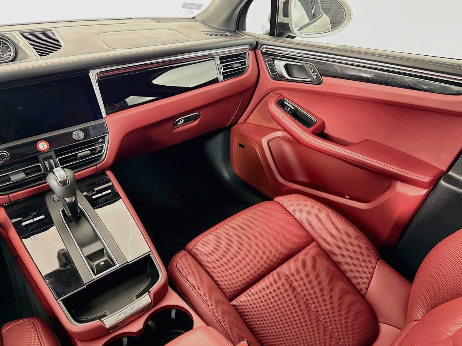 Certified 2025 Porsche Macan AWD/4WD image 25