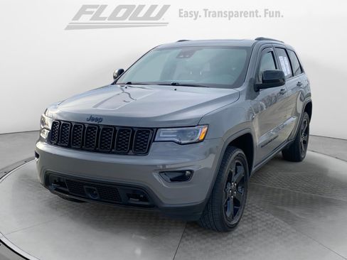Used 2020 Jeep Grand Cherokee Laredo image 3
