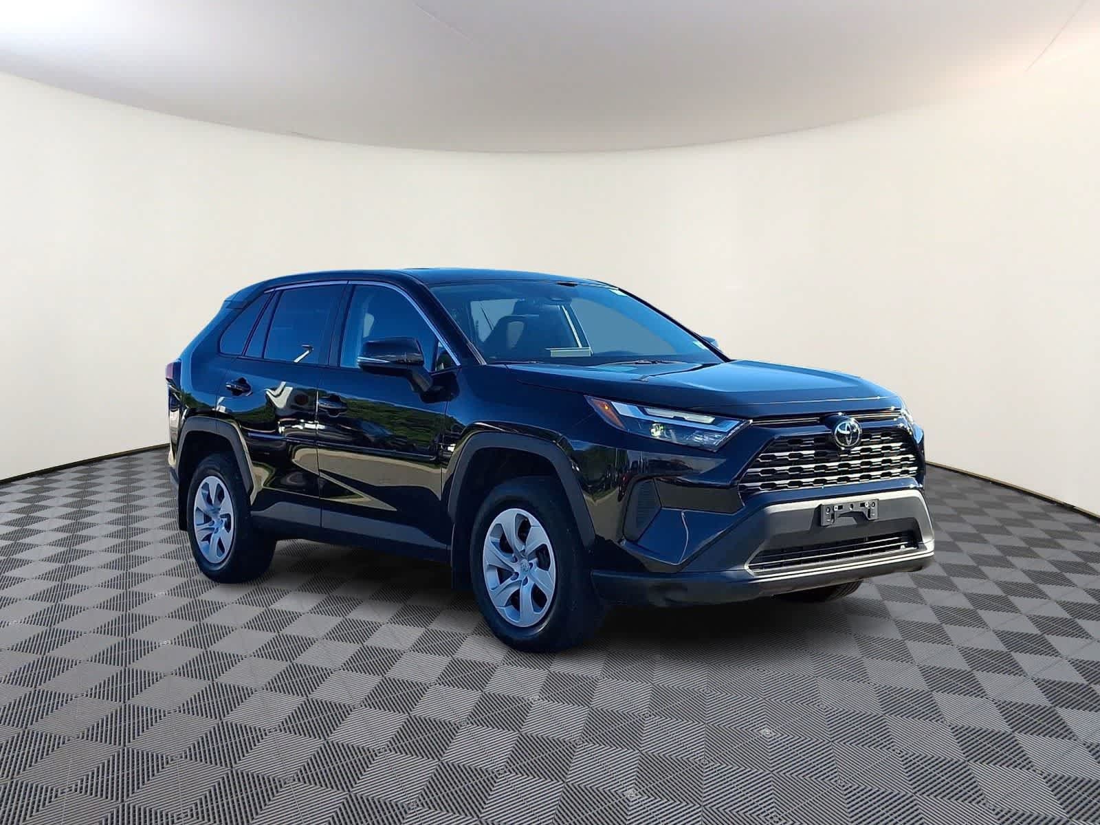 Used 2023 Toyota RAV4 LE AWD/4WD image 4