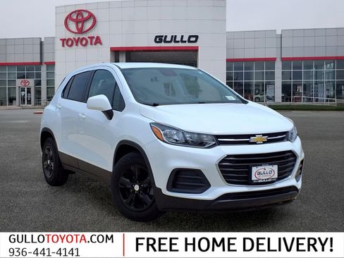 Used 2022 Chevrolet Trax LS w/ Tint and Cruise Package FWD image 1