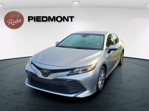 Used 2018 Toyota Camry LE FWD image 1