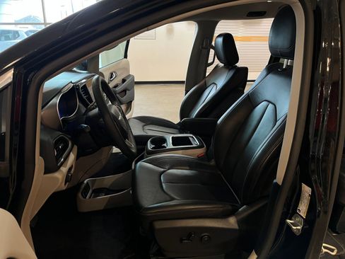 Used 2024 Chrysler Pacifica Touring-L image 28