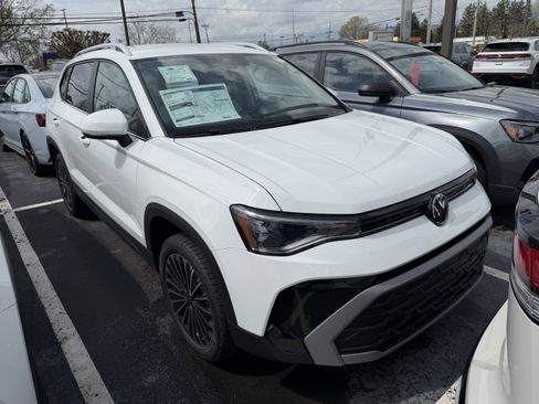 New 2026 Volkswagen Taos SE FWD image 2