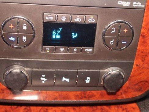 Used 2013 Chevrolet Avalanche LTZ image 27