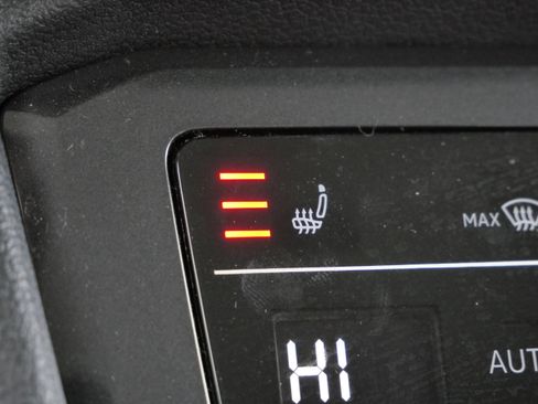 Certified 2022 Volkswagen Tiguan SE image 30