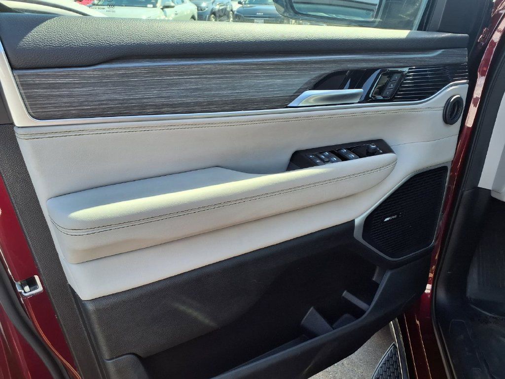 Used 2024 Jeep Wagoneer Series III AWD/4WD image 12