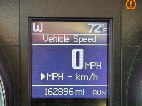 Used 2013 Chrysler Town & Country Touring FWD image 9