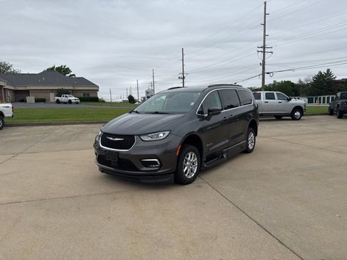 Used 2022 Chrysler Pacifica Touring-L FWD image 3