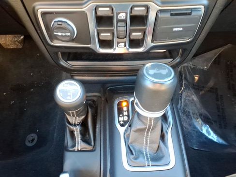 Used 2022 Jeep Wrangler Unlimited Sahara w/ Cold Weather Group image 16