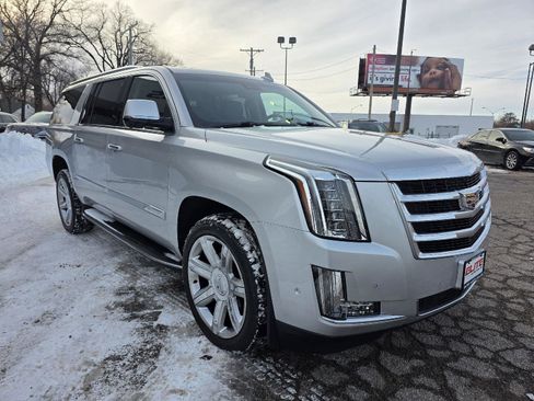Used 2018 Cadillac Escalade ESV Luxury image 3