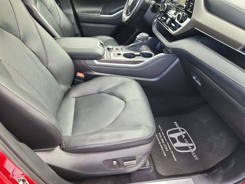 Used 2021 Toyota Highlander Limited image 16