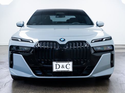 Used 2024 BMW 750e xDrive image 2