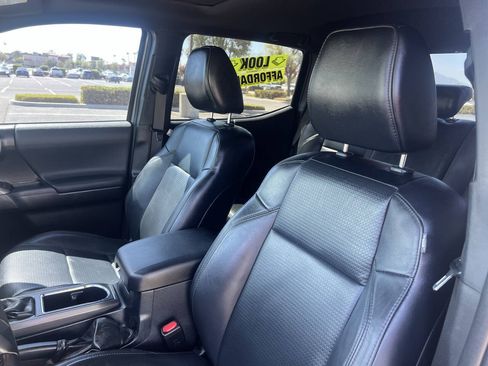 Used 2019 Toyota Tacoma TRD Sport AWD/4WD image 30