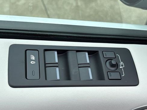 Used 2024 Land Rover Discovery S AWD/4WD image 23