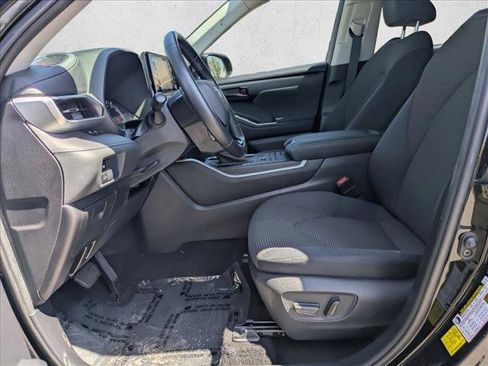 Used 2021 Toyota Highlander LE AWD/4WD image 16