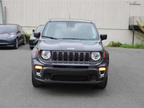 Used 2023 Jeep Renegade Latitude image 3