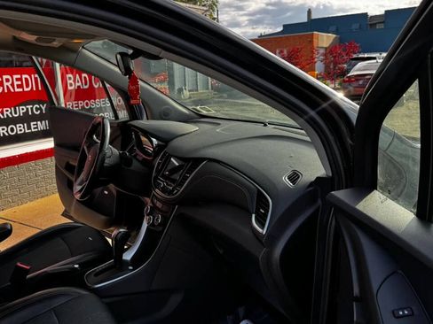 Used 2018 Chevrolet Trax LT w/ Sun & Sound Package AWD/4WD image 25