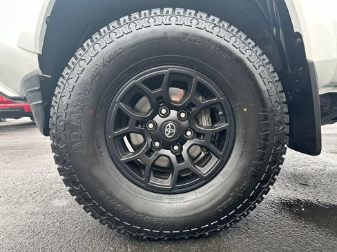 Used 2019 Toyota Tacoma SR5 AWD/4WD image 12