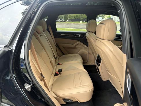 Used 2022 Porsche Cayenne Platinum Edition AWD/4WD image 25