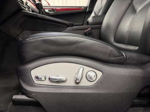 Certified 2024 Porsche Macan image 33