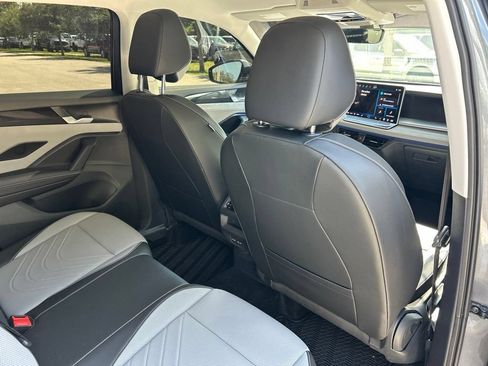Certified 2025 Volkswagen Tiguan SE FWD image 47