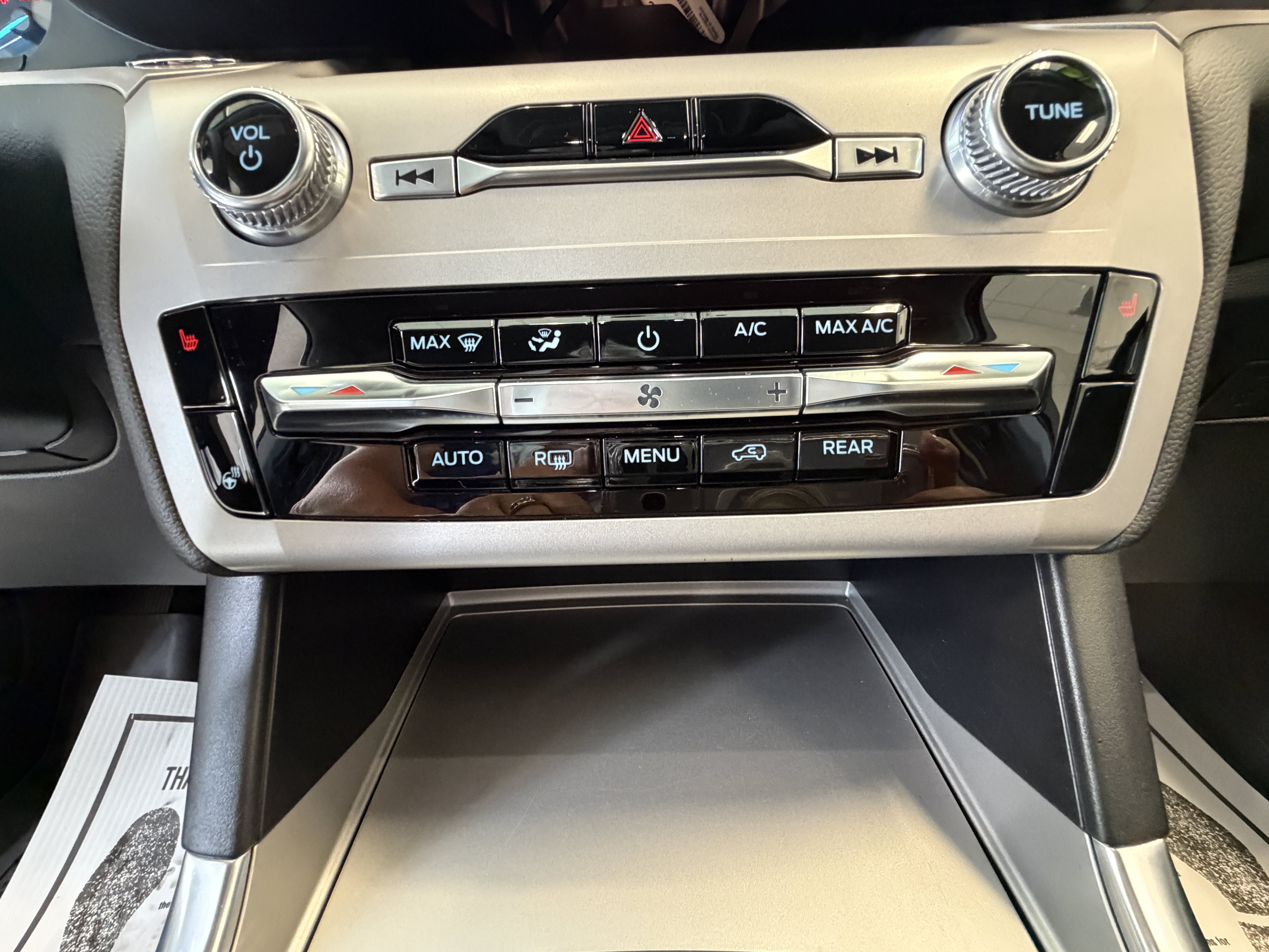 Used 2024 Ford Explorer XLT w/ Equipment Group 202A AWD/4WD image 10