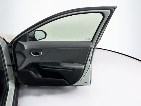 Used 2025 Kia K4 LXS image 32