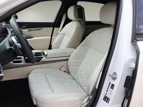 Used 2025 BMW 760i xDrive w/ Executive Package AWD/4WD image 10