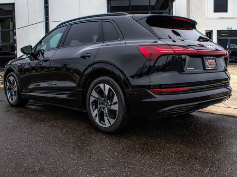 Used 2022 Audi e-tron Premium w/ Convenience Plus Package image 4