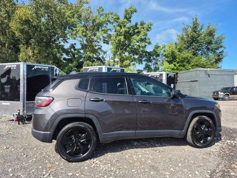 Used 2018 Jeep Compass Latitude FWD image 2