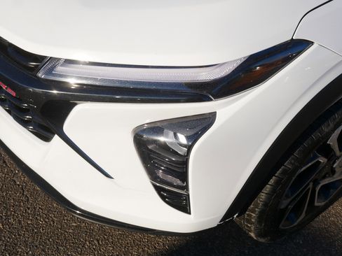 Used 2024 Chevrolet Trax RS w/ Sunroof Package image 16