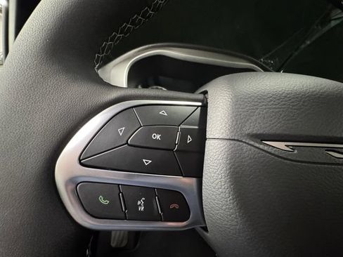 Used 2027 Chrysler Pacifica Limited FWD image 22