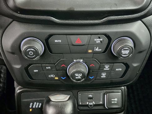 Used 2023 Jeep Renegade Latitude AWD/4WD image 24